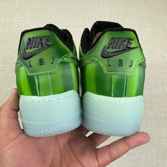 ? Nike Air Force 1 Low Premium \